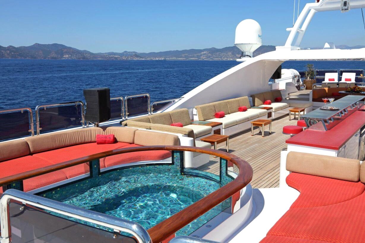 View 2: Benetti Code 8