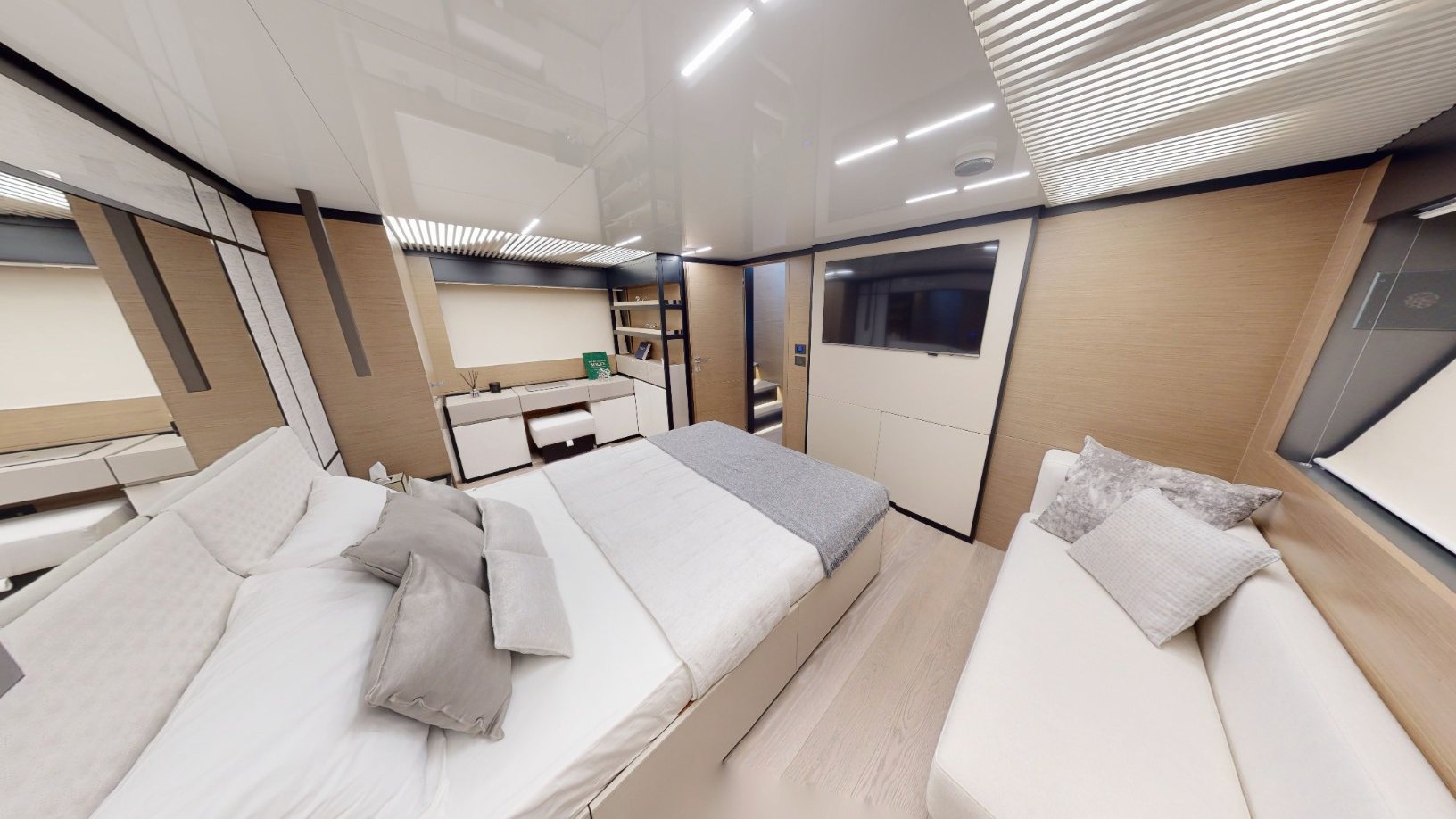 View 10: Ferretti 78 ft
