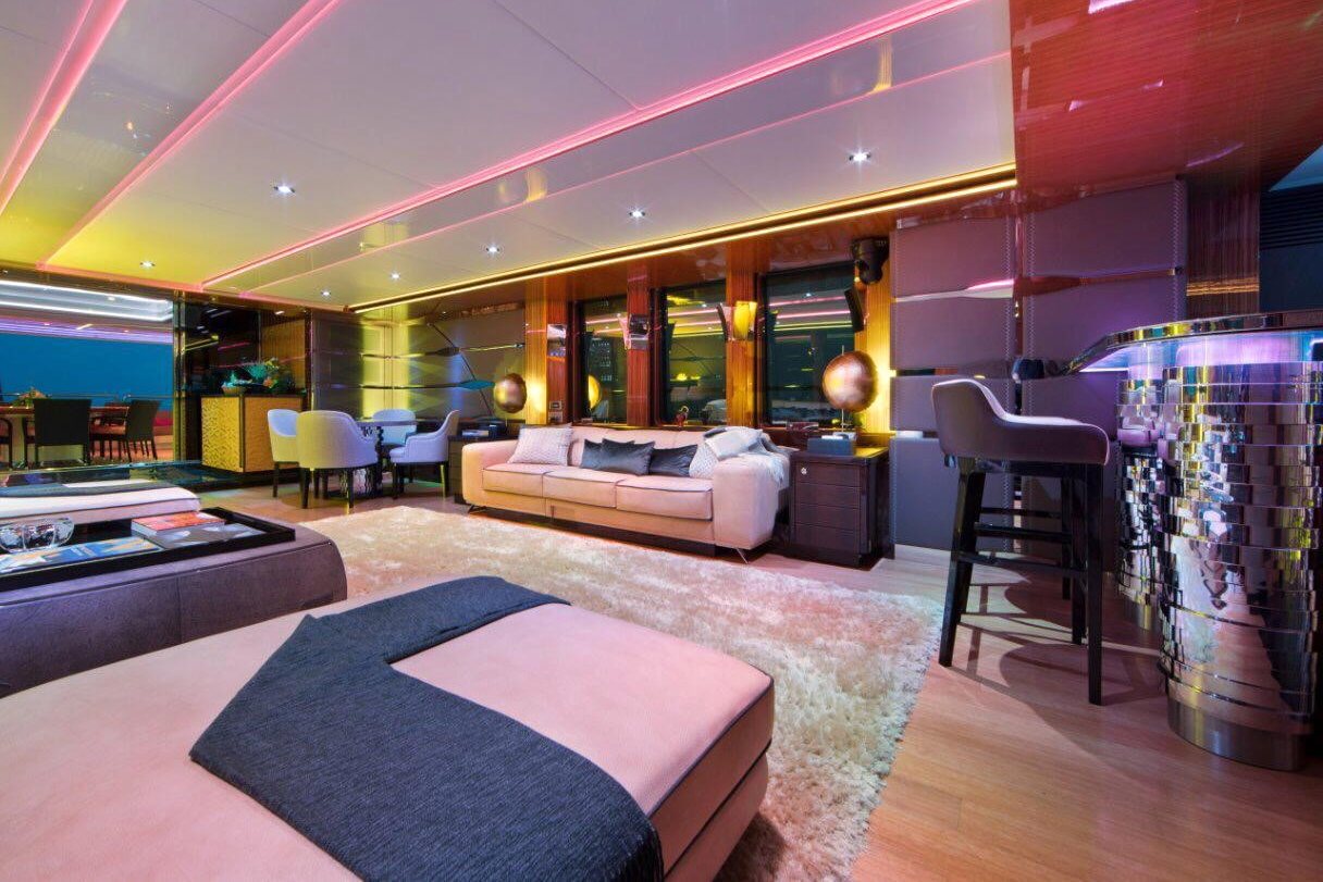 View 5: Benetti Code 8