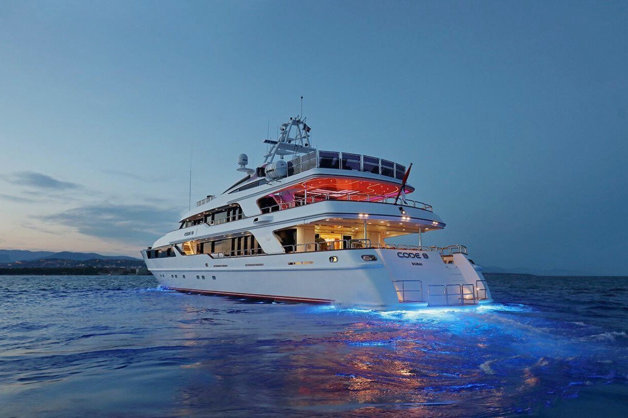 View 6: Benetti Code 8