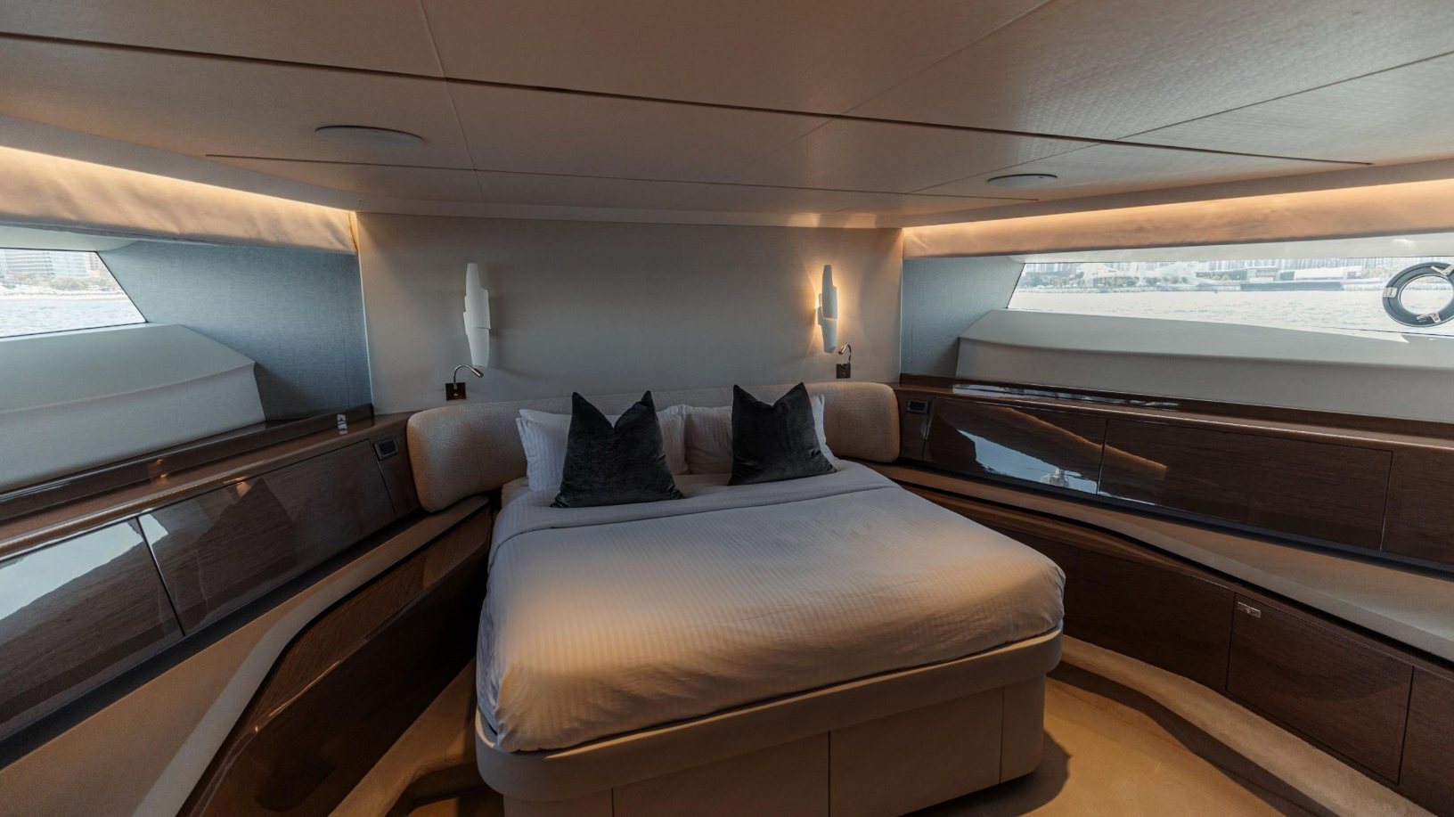 View 10: Princess 95X Super-flybridge