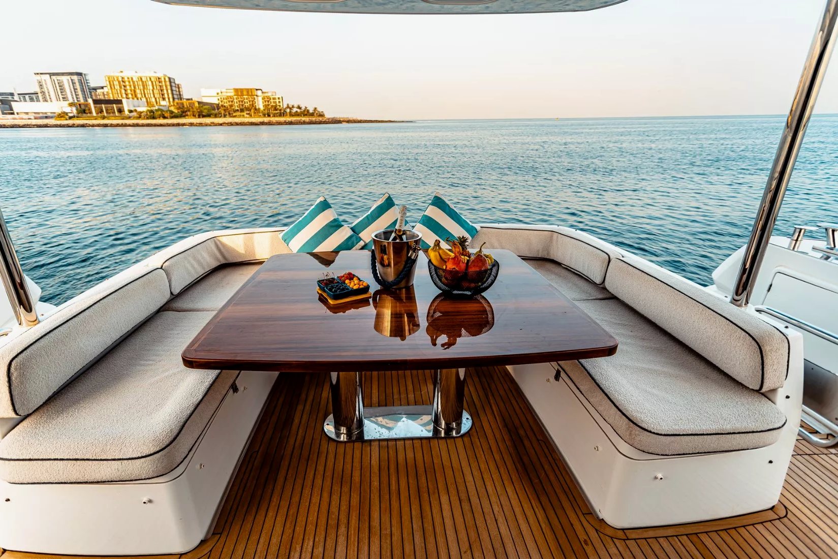 View 8: Azimut Magellano 66 ft
