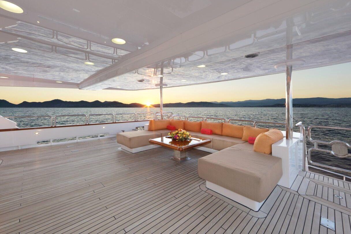 View 4: Benetti Code 8