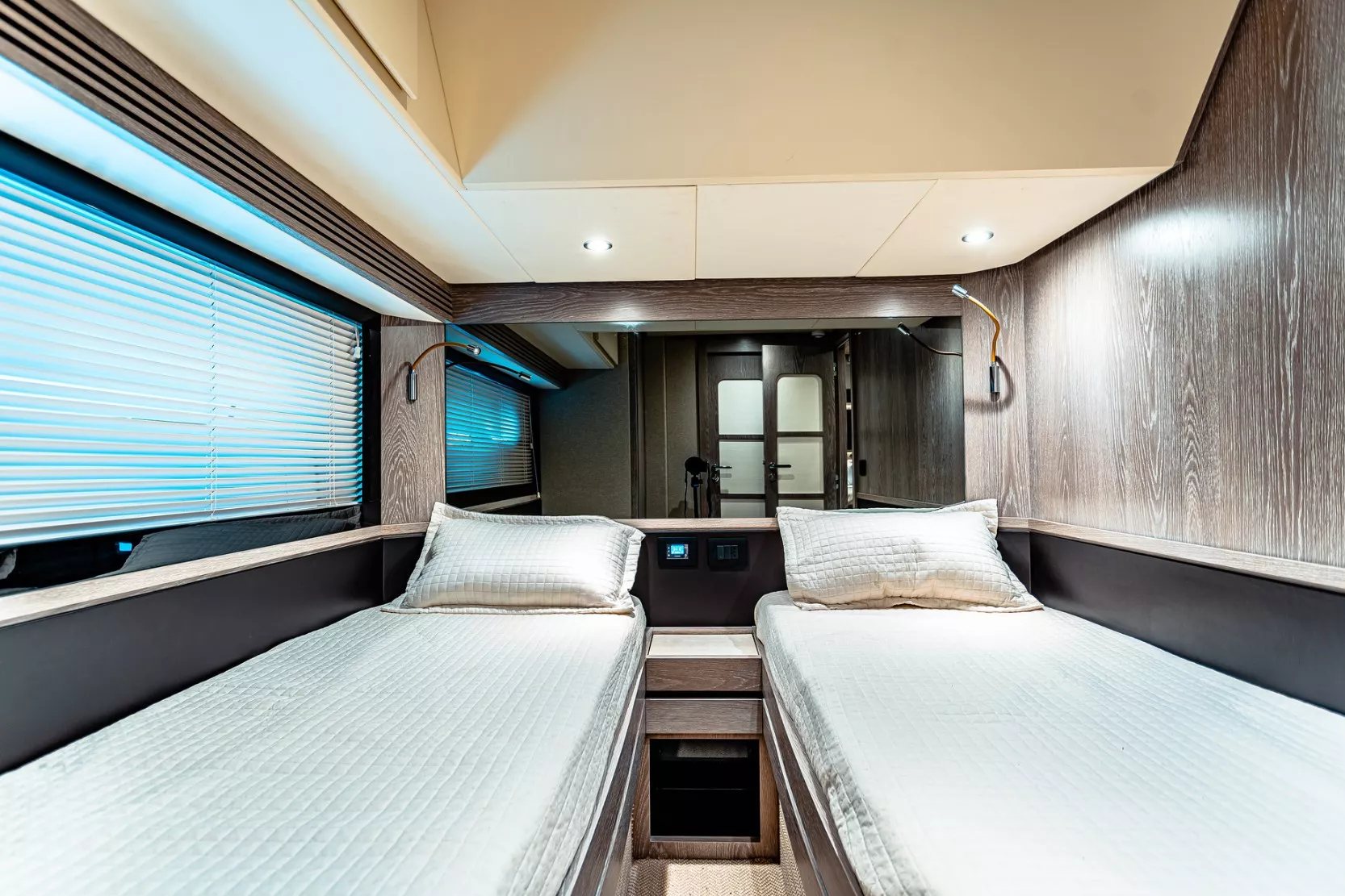 View 3: Azimut Magellano 66 ft
