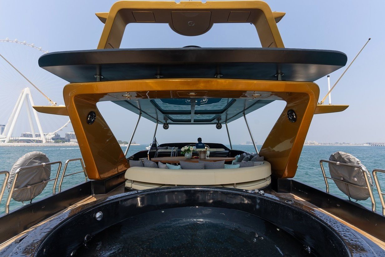 View 10: Azimut Anna