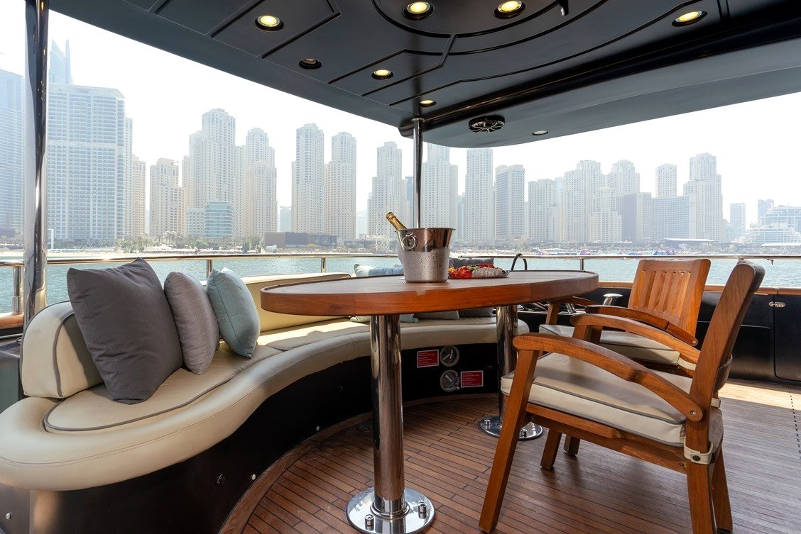 View 13: Azimut Anna