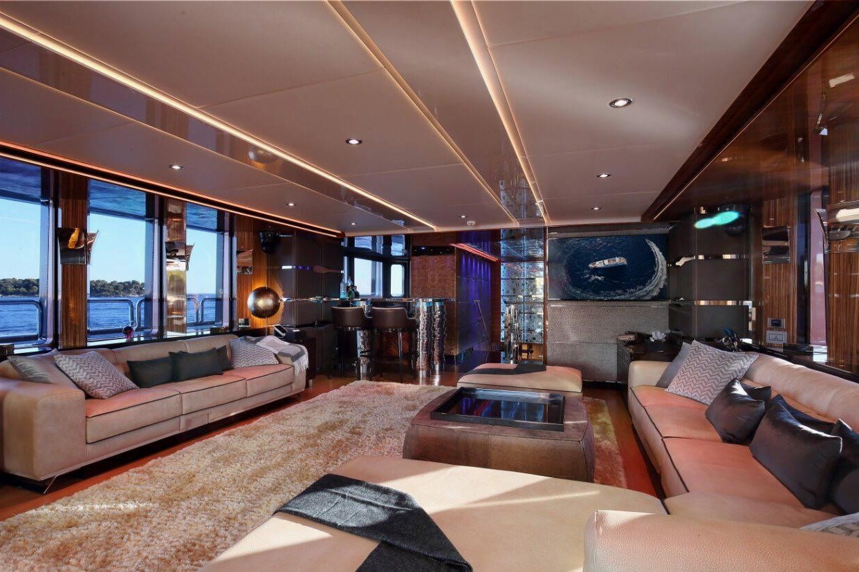 View 8: Benetti Code 8