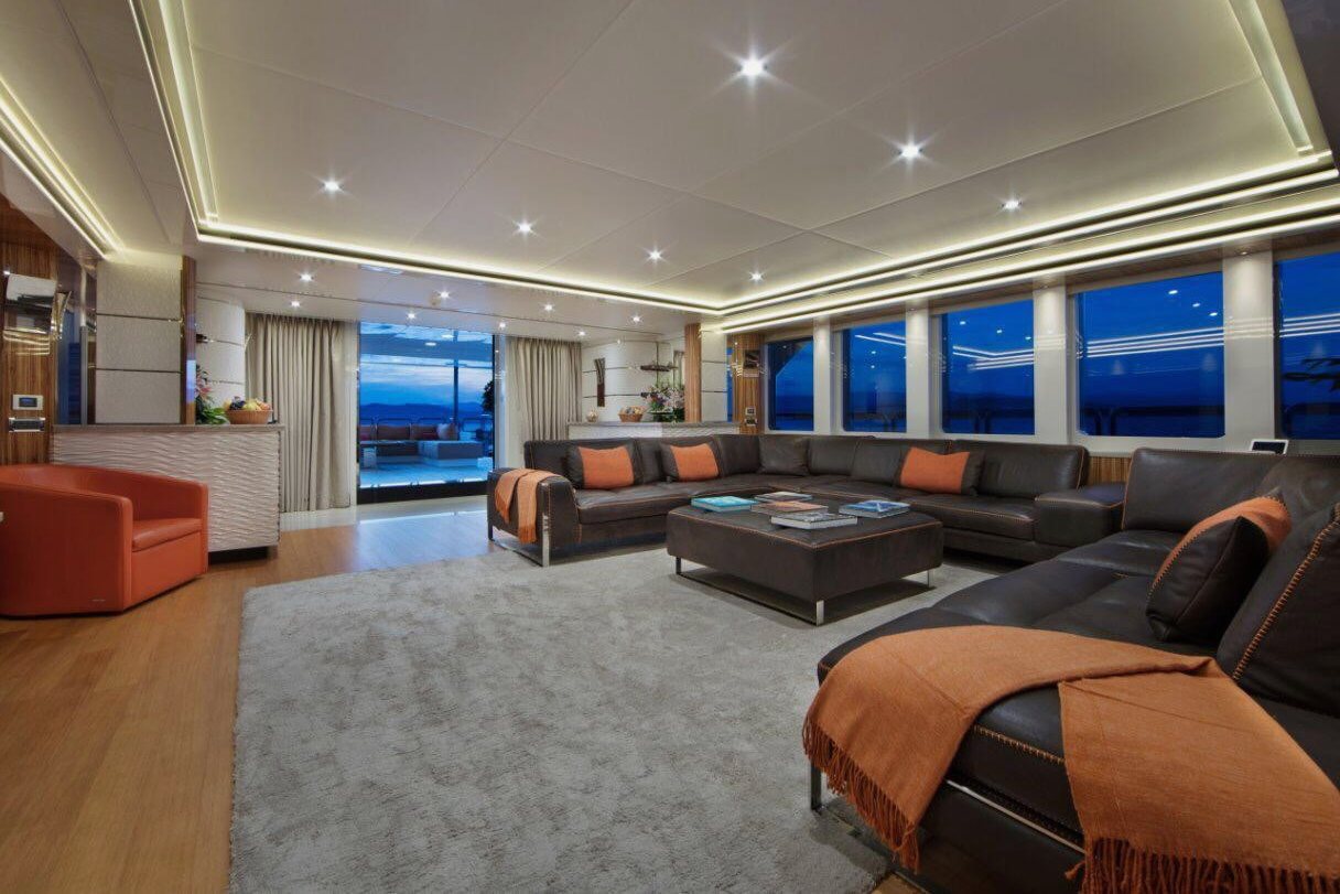 View 7: Benetti Code 8