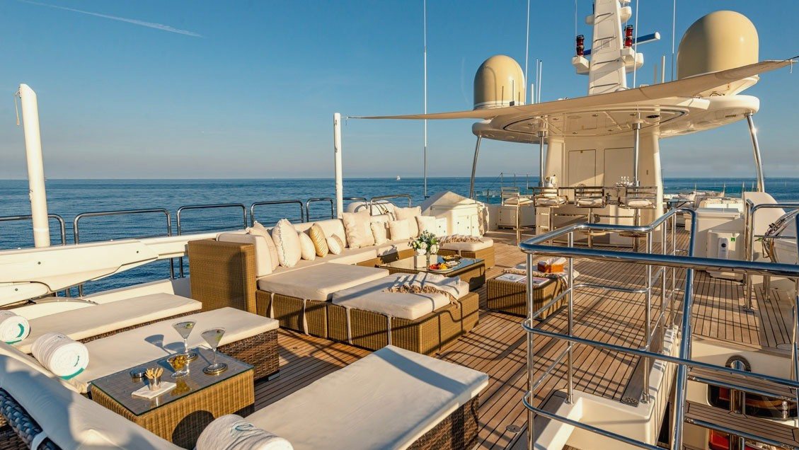 View 3: M/Y Behike